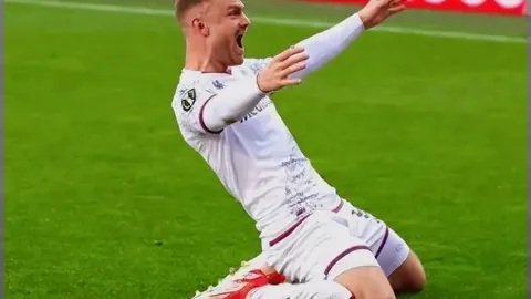 巴黎射击赛场，李越宏彰显文武兼备之姿